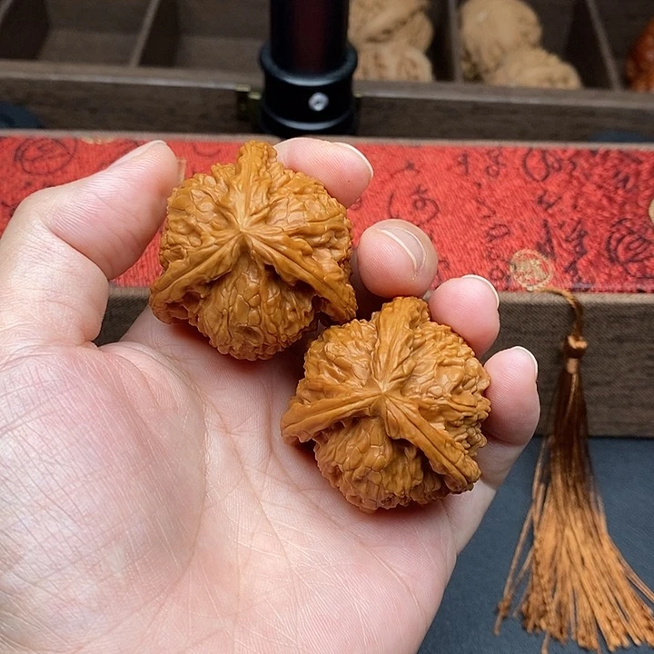 大***愚文玩核桃把件白奔