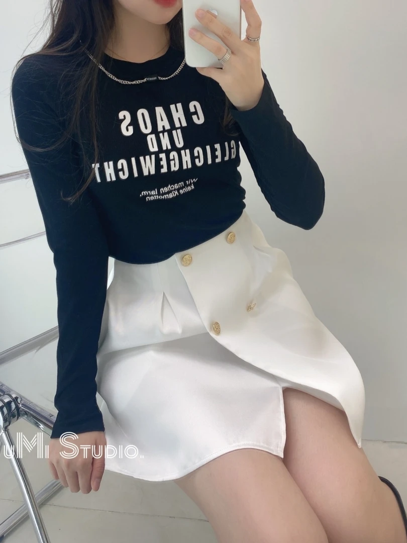 YUMI简约纯色四粒扣半身短裤裙女款