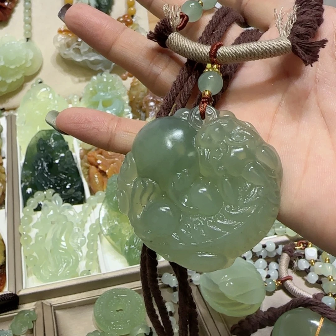 未镶嵌蛇纹石玉吊坠