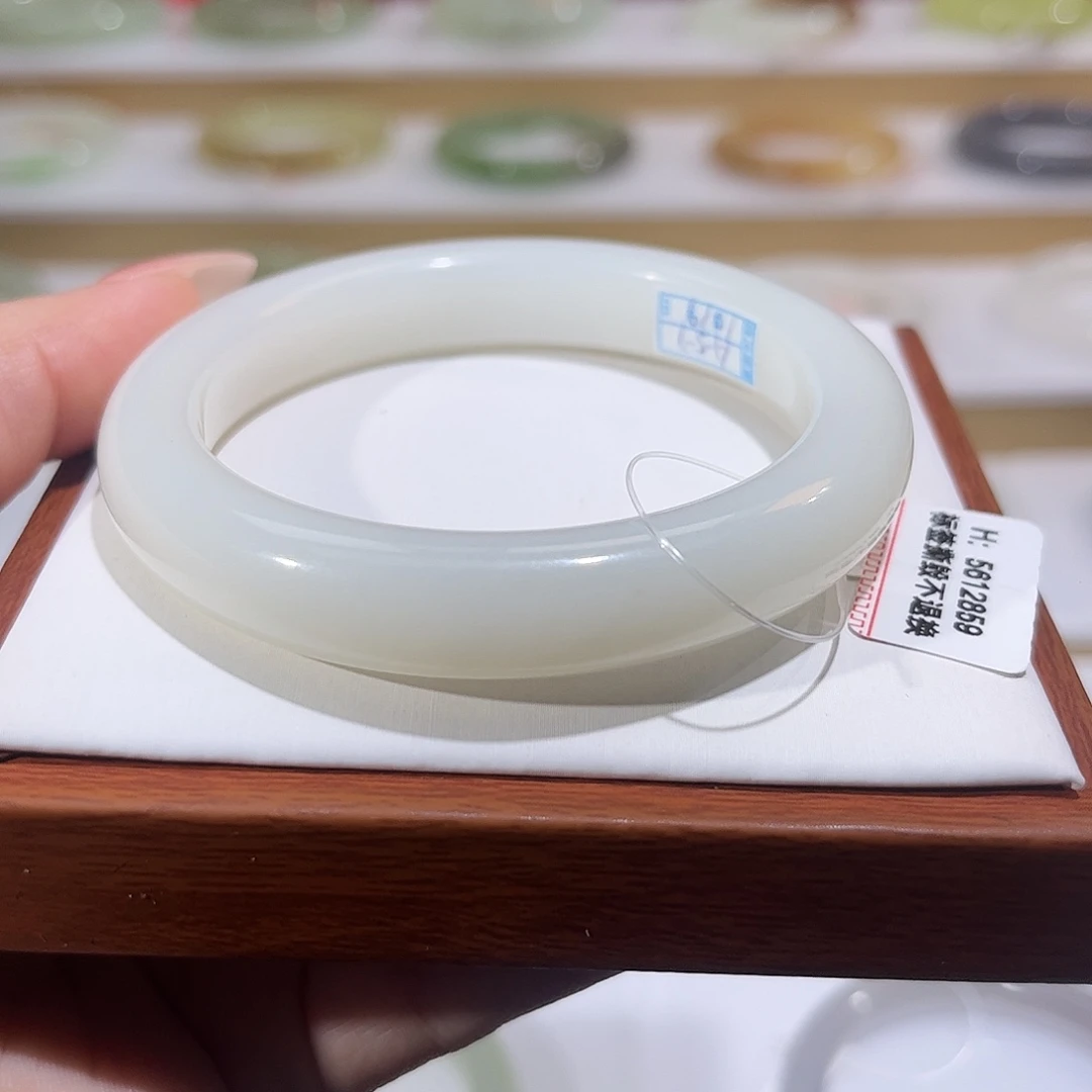 和田玉未镶嵌手镯且末白