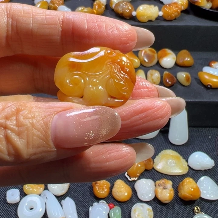 随***意和田玉未镶嵌颈饰