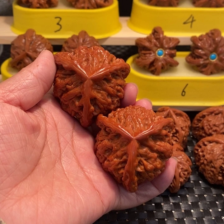 文玩核桃吊坠官帽正奔……