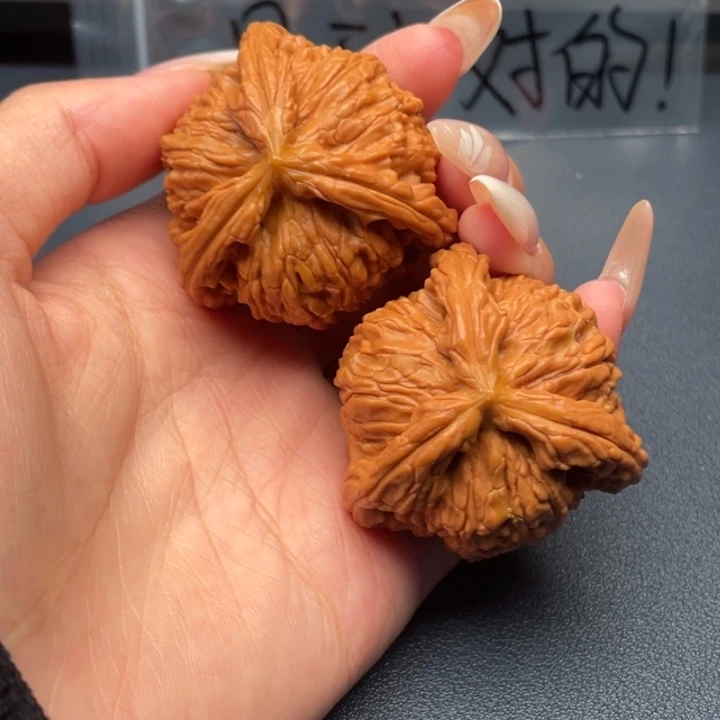 见***田文玩核桃吊坠白狮子