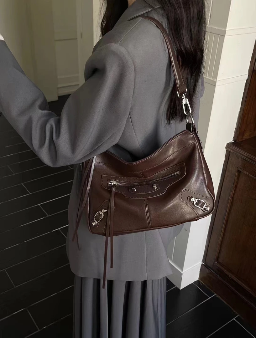 6641网红时尚百搭高端牛皮机车单肩包轻便柔软携带方便