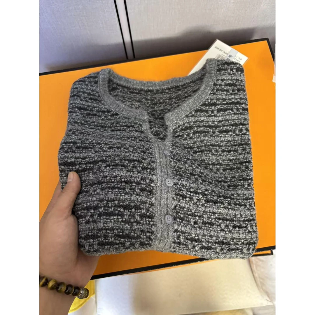 《远方  8166》秋季新款剪刀领套头百搭显瘦毛衣女