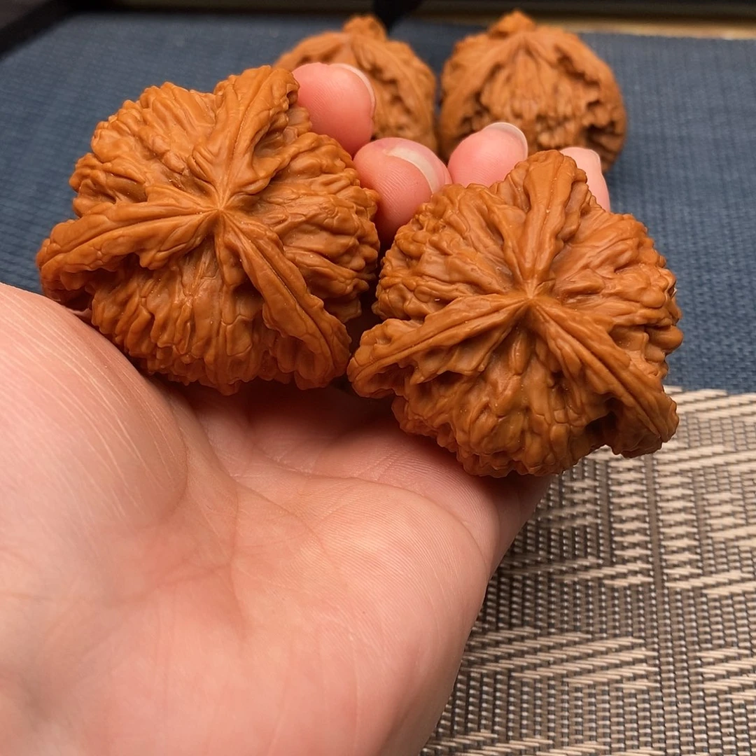 王***才文玩核桃吊坠三棱