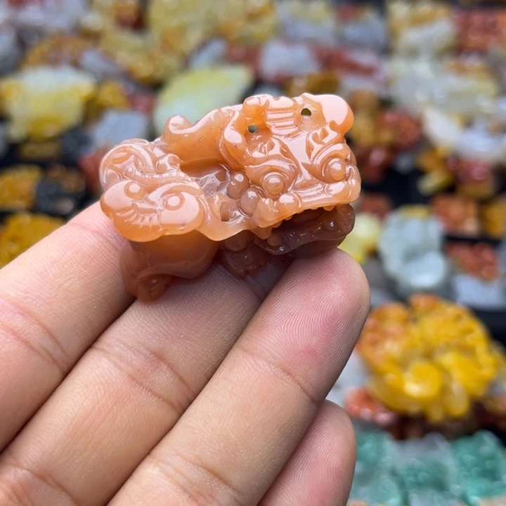 未镶嵌石英质玉（黄龙玉）颈饰