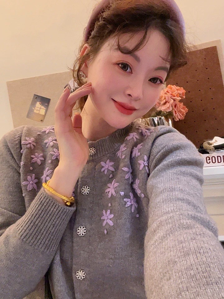 老赵服饰 手工刺绣花朵针织开衫毛衣 21AU3033