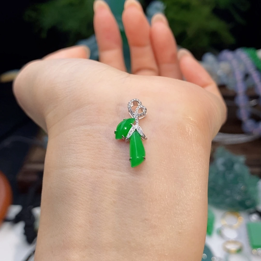 翡翠颈饰18K金镶嵌淡**利满绿随形吊坠