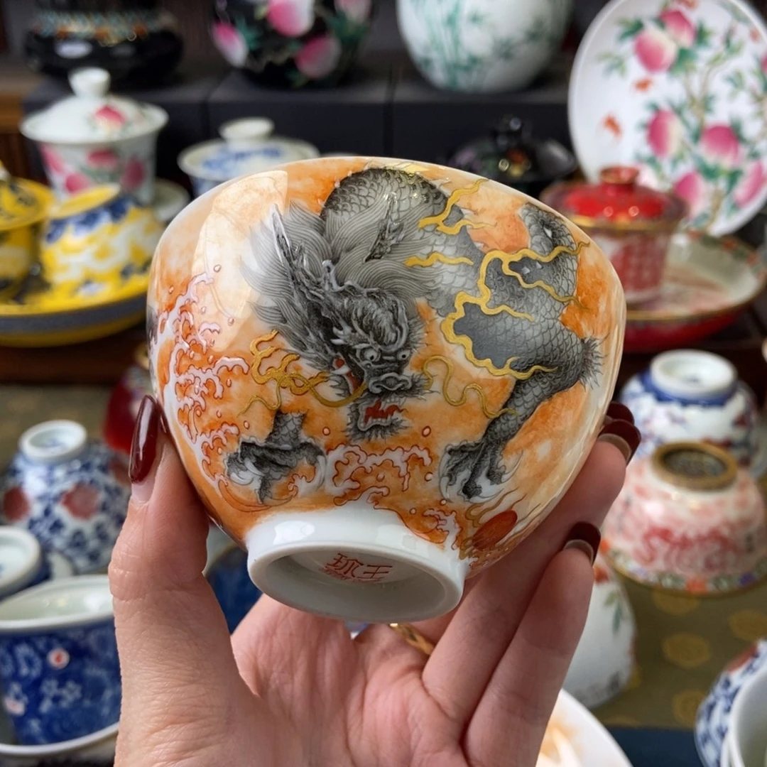 陶瓷艺术家的作品是一个