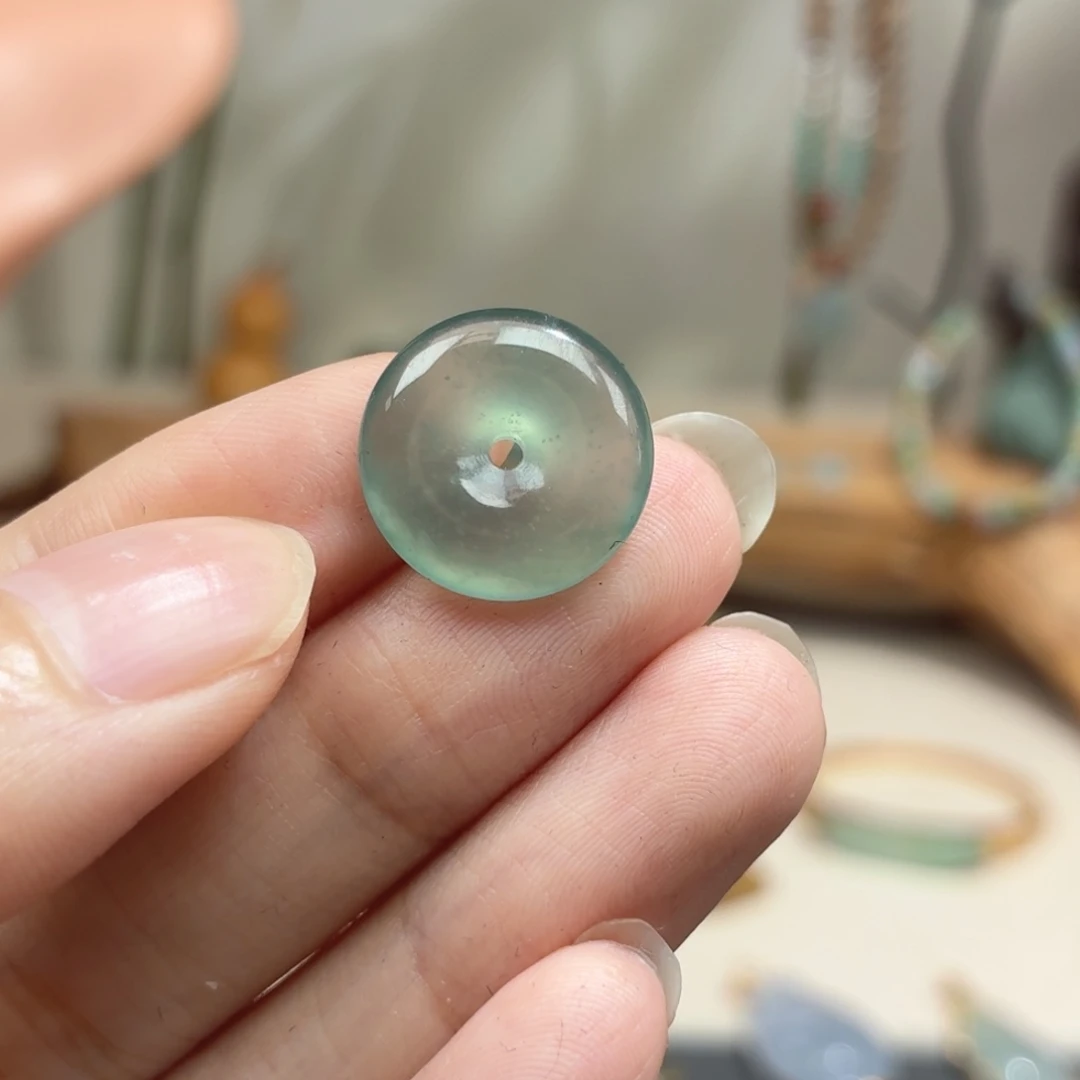 翡翠未镶嵌颈饰平安扣