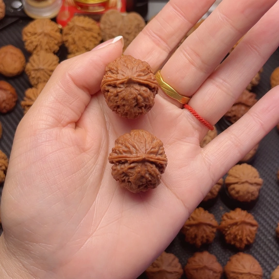 文玩核桃把件红皮肉球