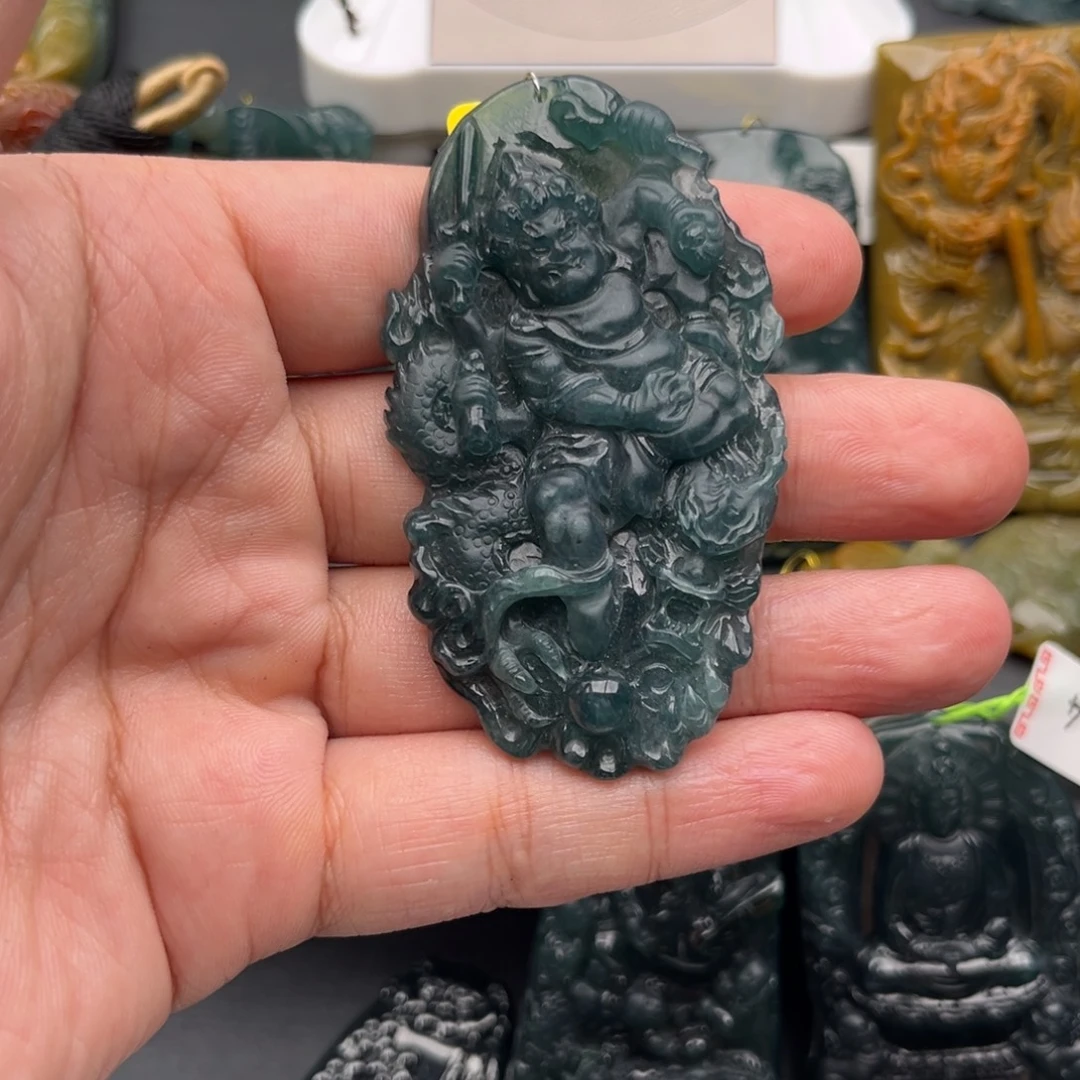 波***》翡翠未镶嵌颈饰不动