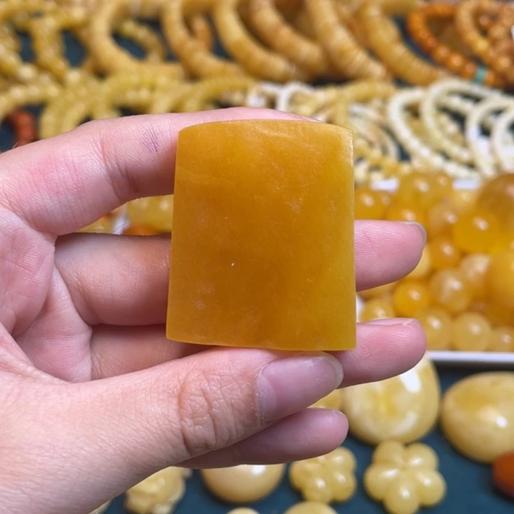 未镶嵌颈饰琥珀原皮原色满蜡无事牌