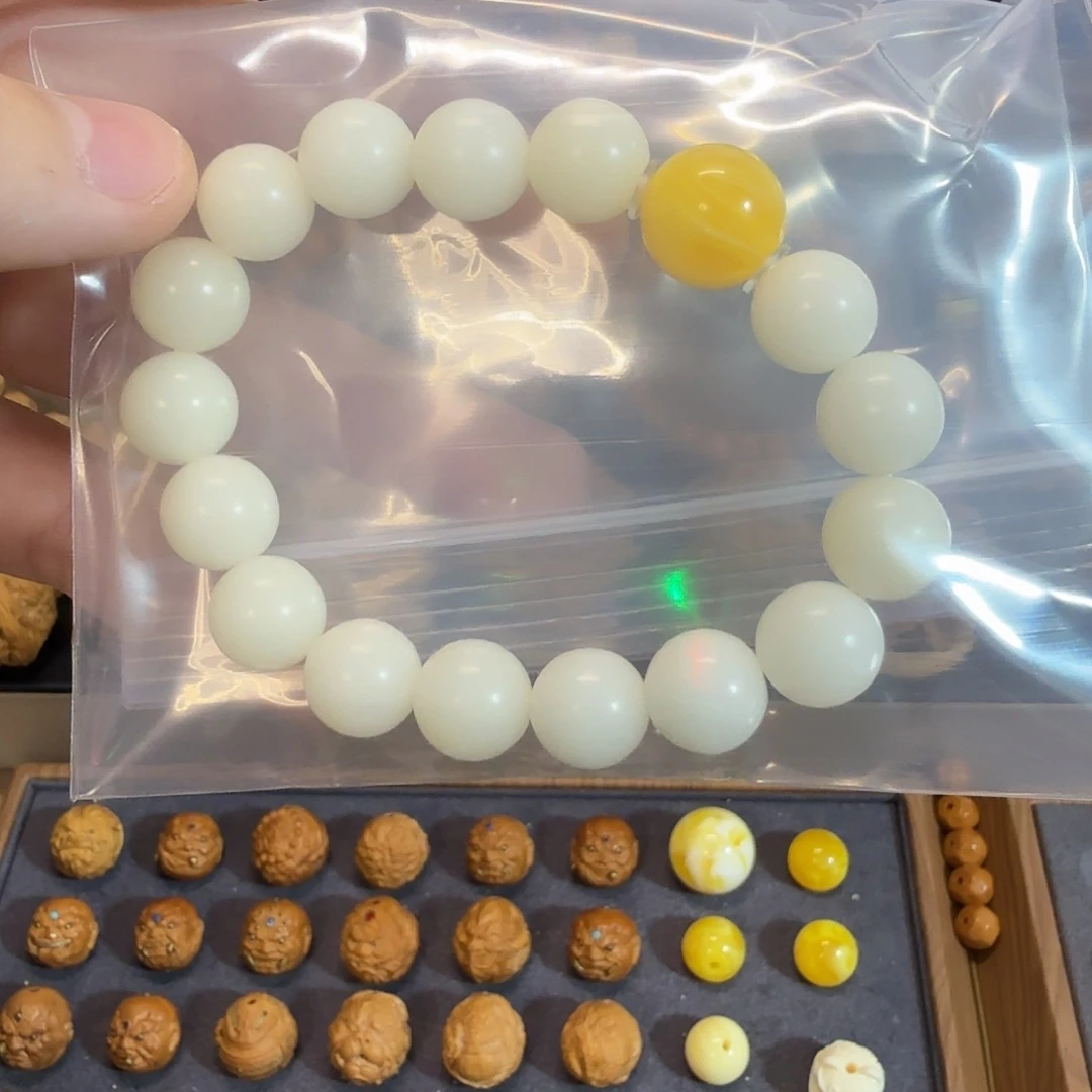 洛***)吊坠猴头核桃一条白玉