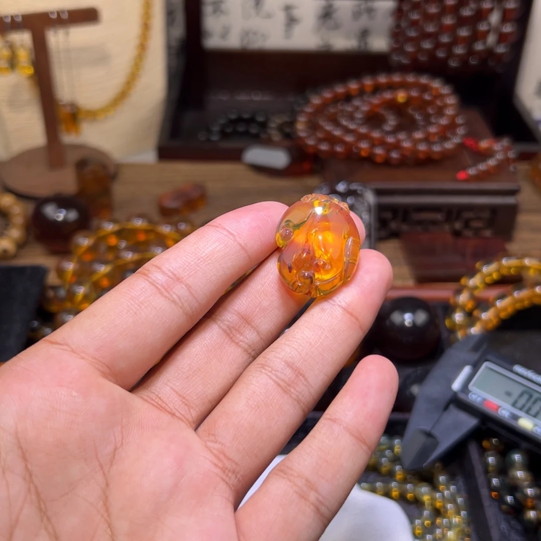 琥珀未镶嵌颈饰佛手瓜