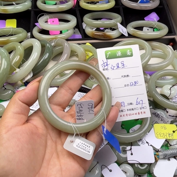 和田玉手镯未镶嵌?七月