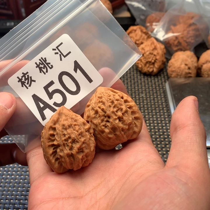 文玩核桃吊坠金牛