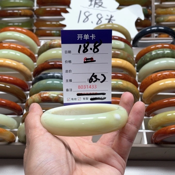 蛇纹石玉手镯未镶嵌芹****菜