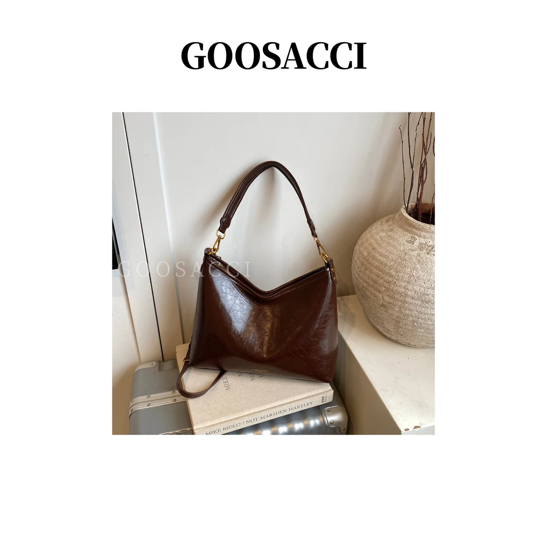 新款时尚百搭洋气单肩斜跨腋下大容量小众设计轻奢女士包包