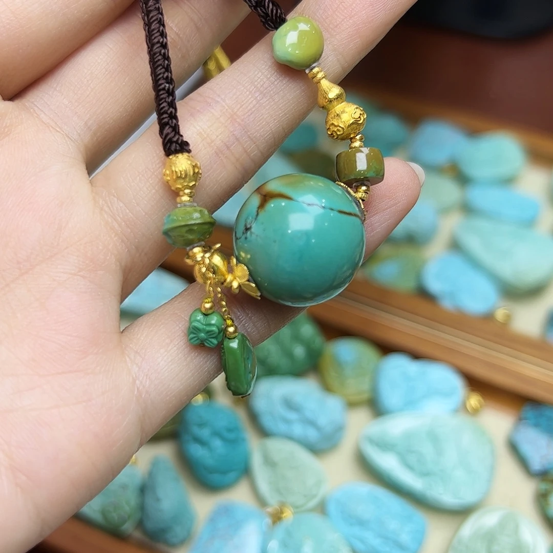 雨***璐绿松石18K金镶嵌颈饰绿松石