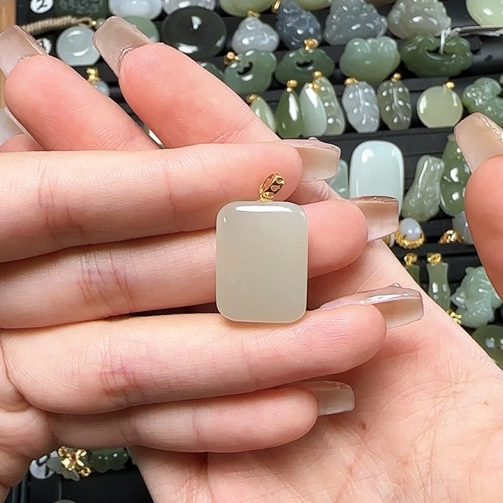 和田玉18K金镶嵌颈饰