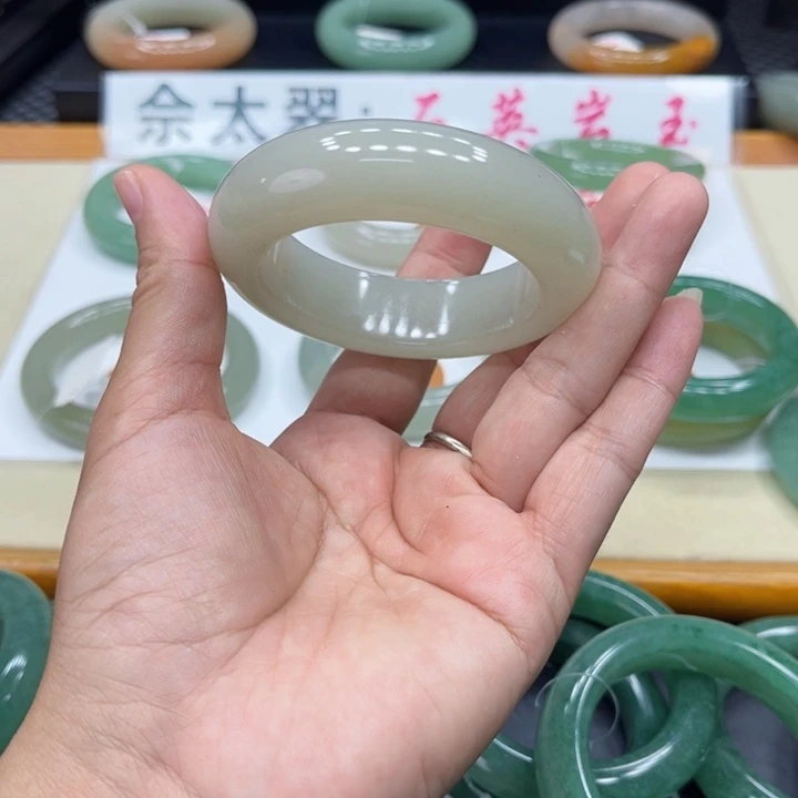 未镶嵌手镯石英质玉多****.