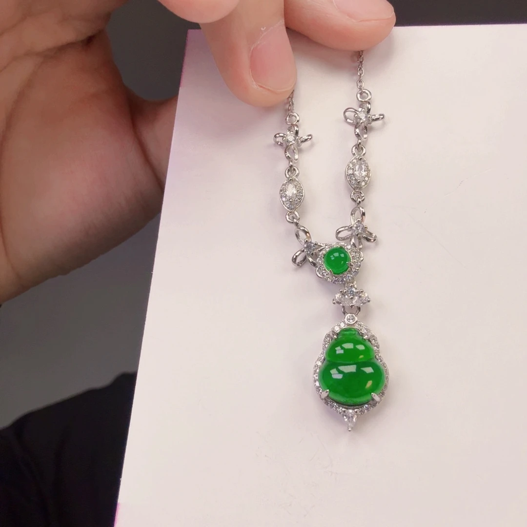 翡翠未镶嵌颈饰一件