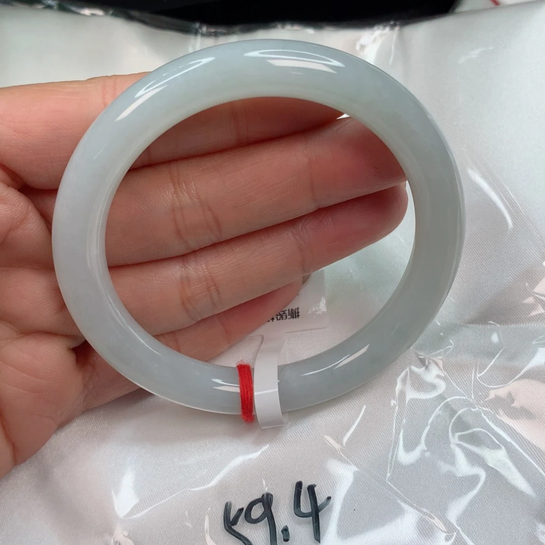 翡翠手镯未镶嵌…………