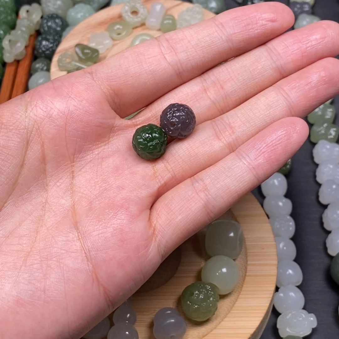 黑***马和田玉未镶嵌颈饰