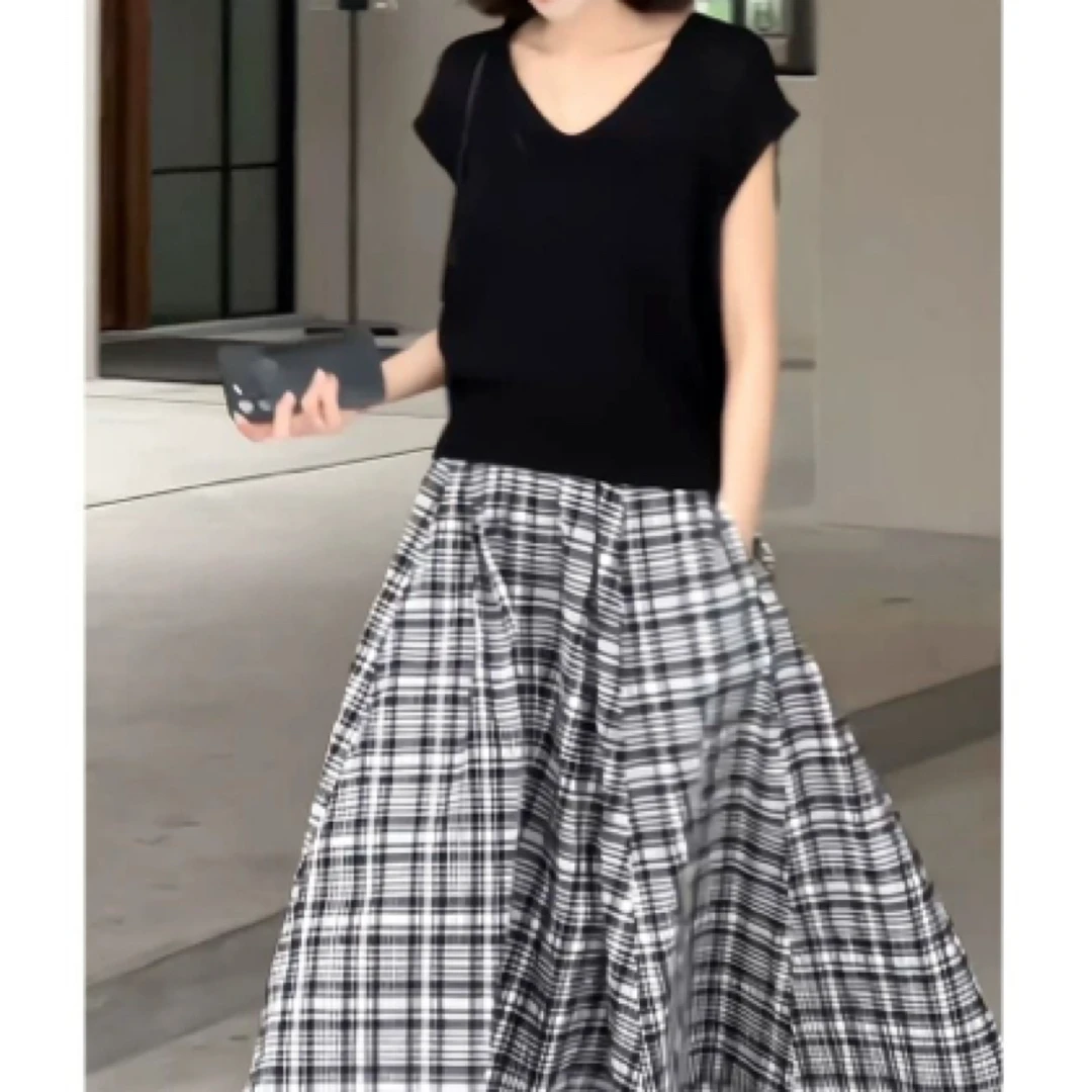 时尚潮流百搭黑色短袖T恤与格纹半身裙女装