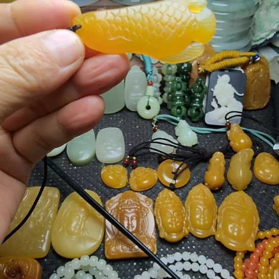石英质玉（黄龙玉）未镶嵌颈饰