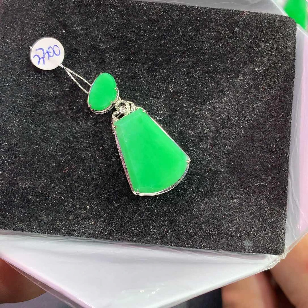 翡翠吊坠(赠链)18K金镶嵌