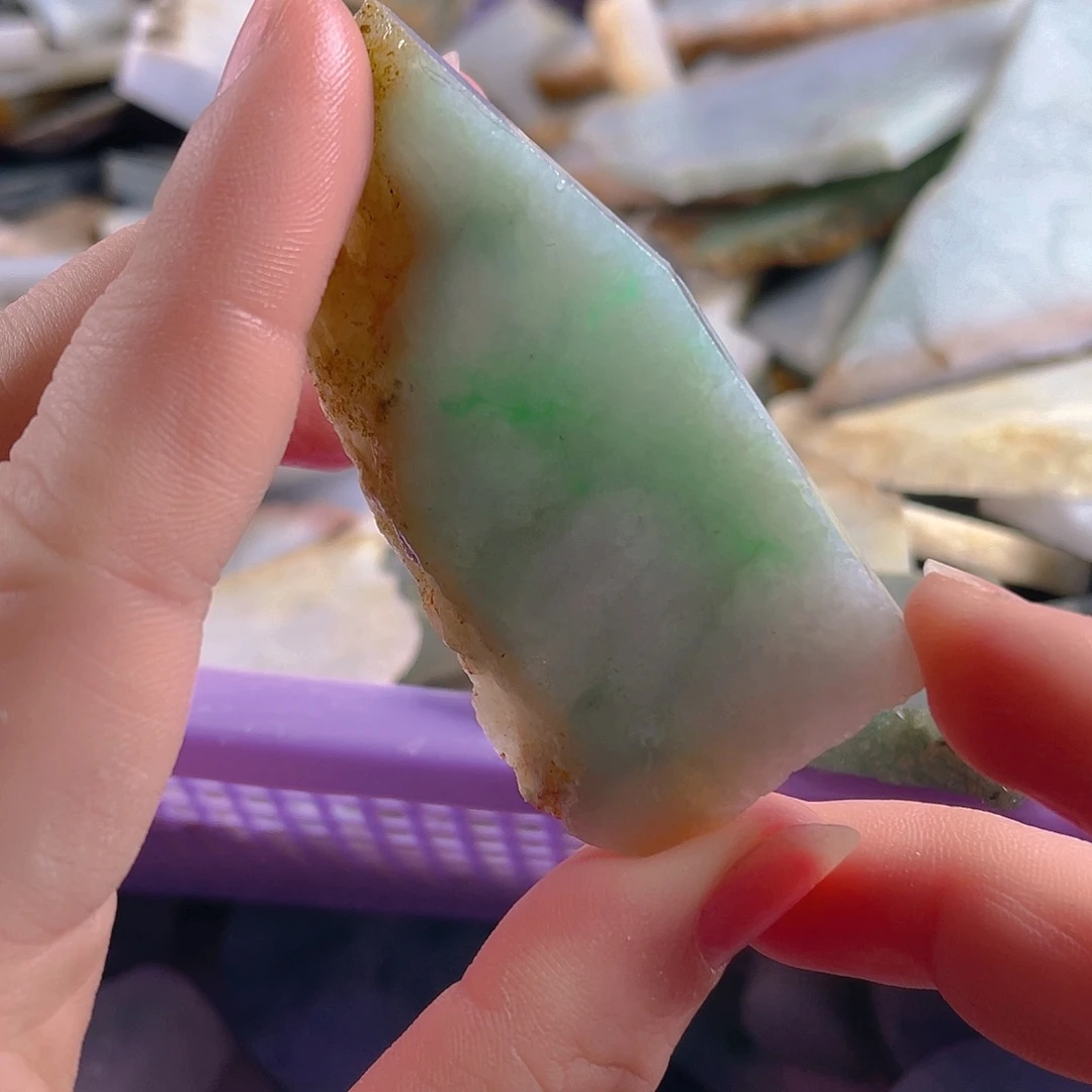 颈饰未镶嵌翡翠。