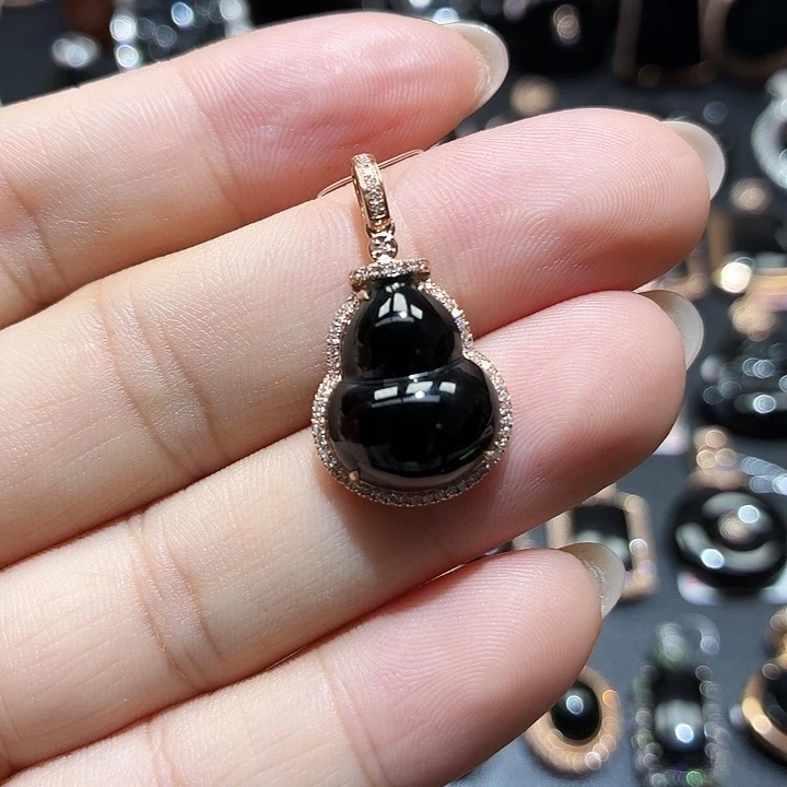 翡翠18K金镶嵌颈饰