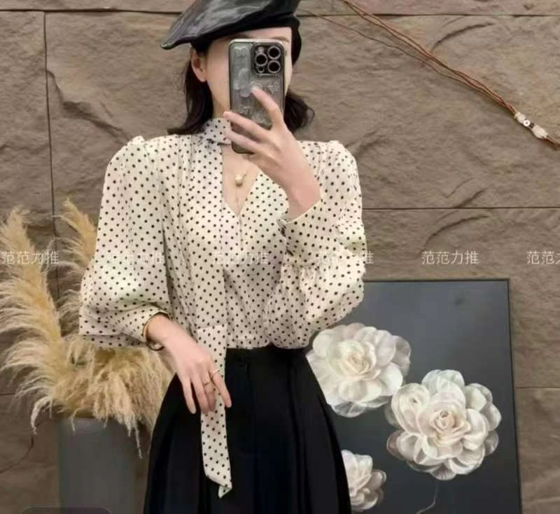 波点V领飘带衬衣