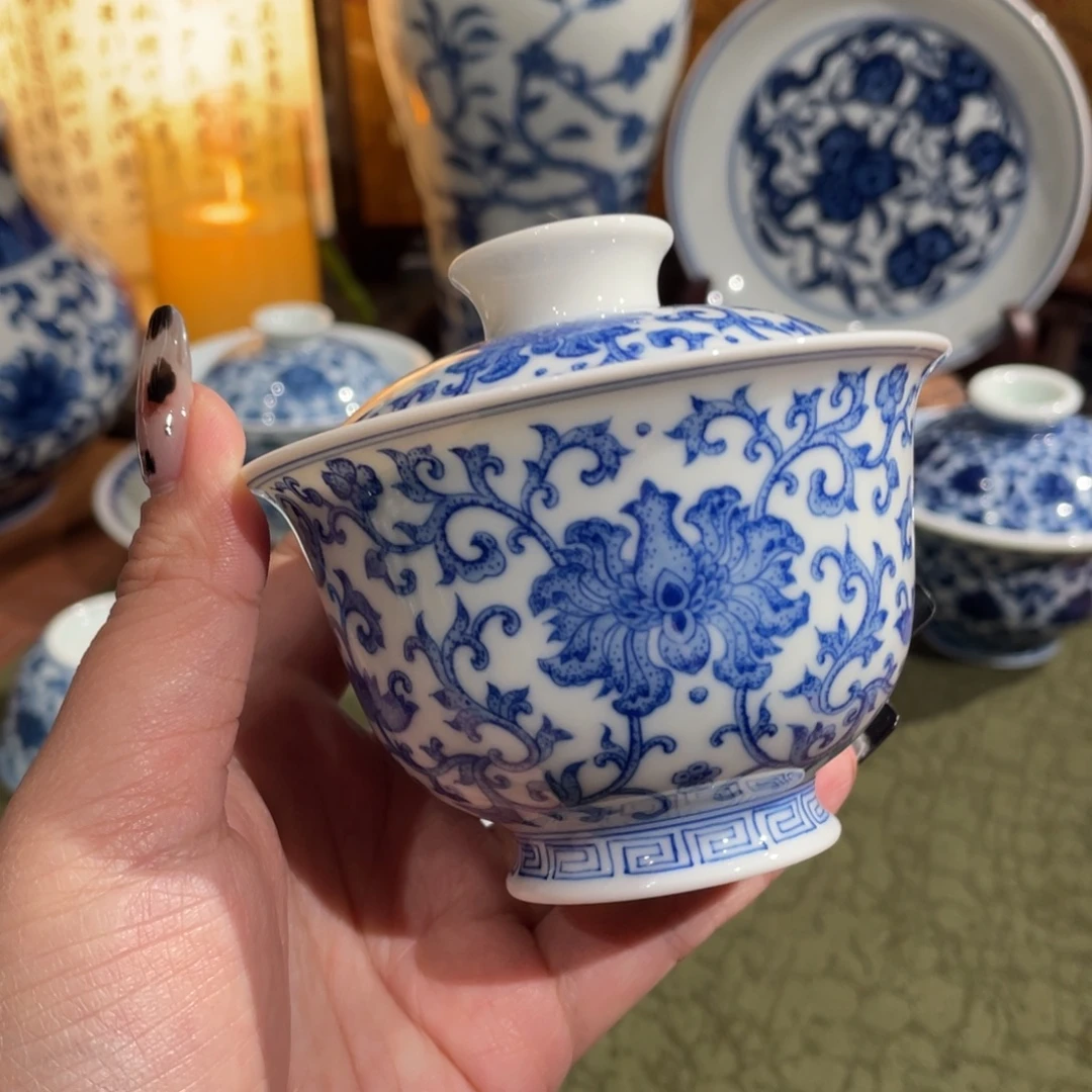 缠枝点工重工盖碗