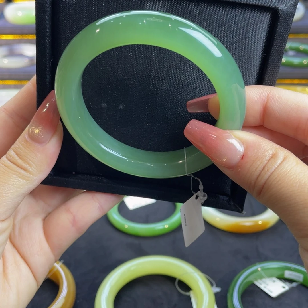 未镶嵌手镯和田玉冰底粉青手镯5556