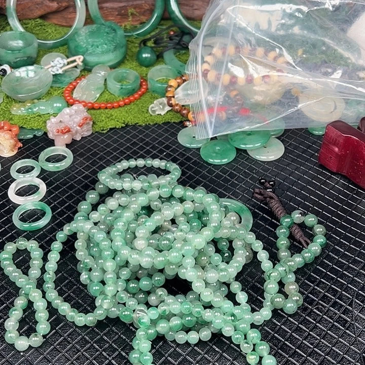 石英质玉（非洲翠）未镶嵌颈饰