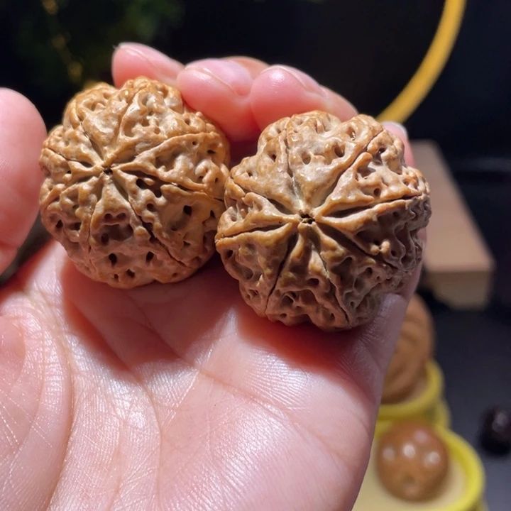 桃核把件八瓣金刚菩提