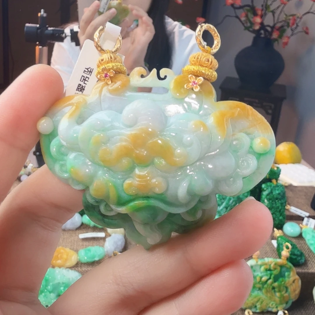 翡翠未镶嵌吊坠(赠链)