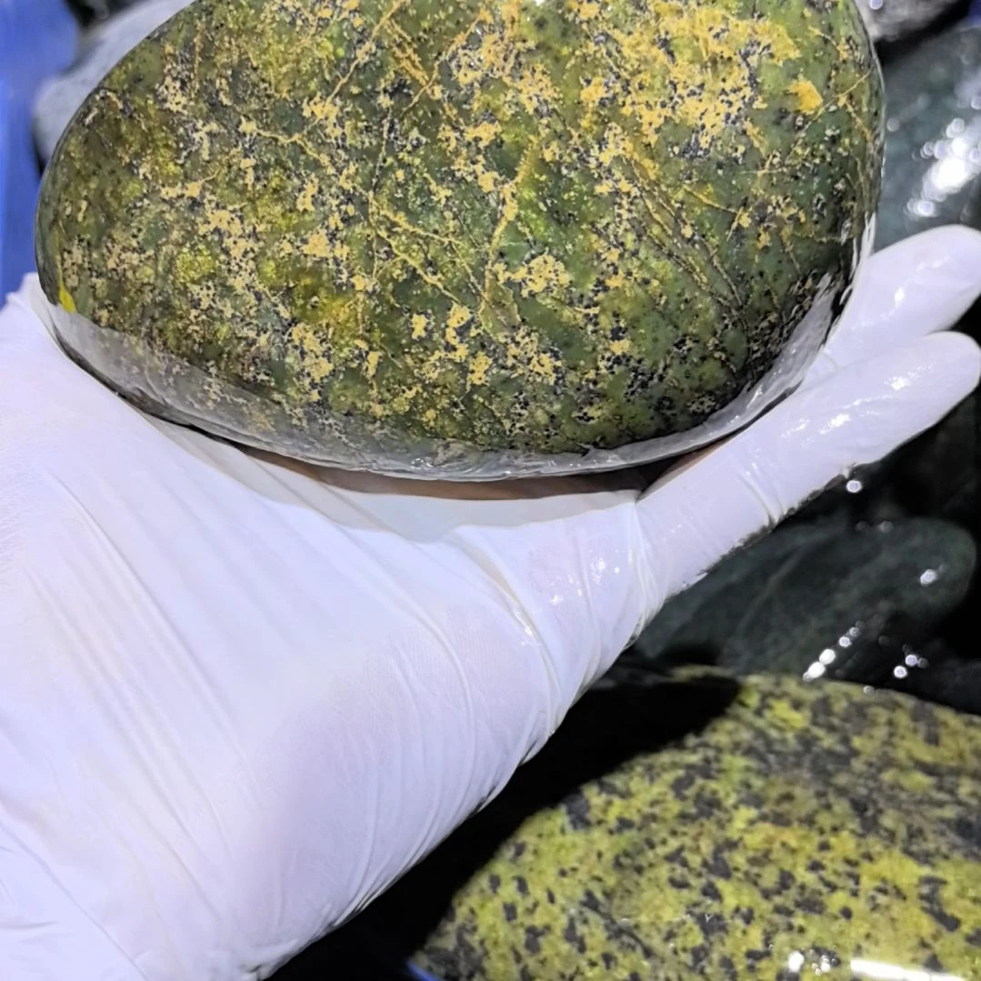 铭***卖藏玉药王石原石一个