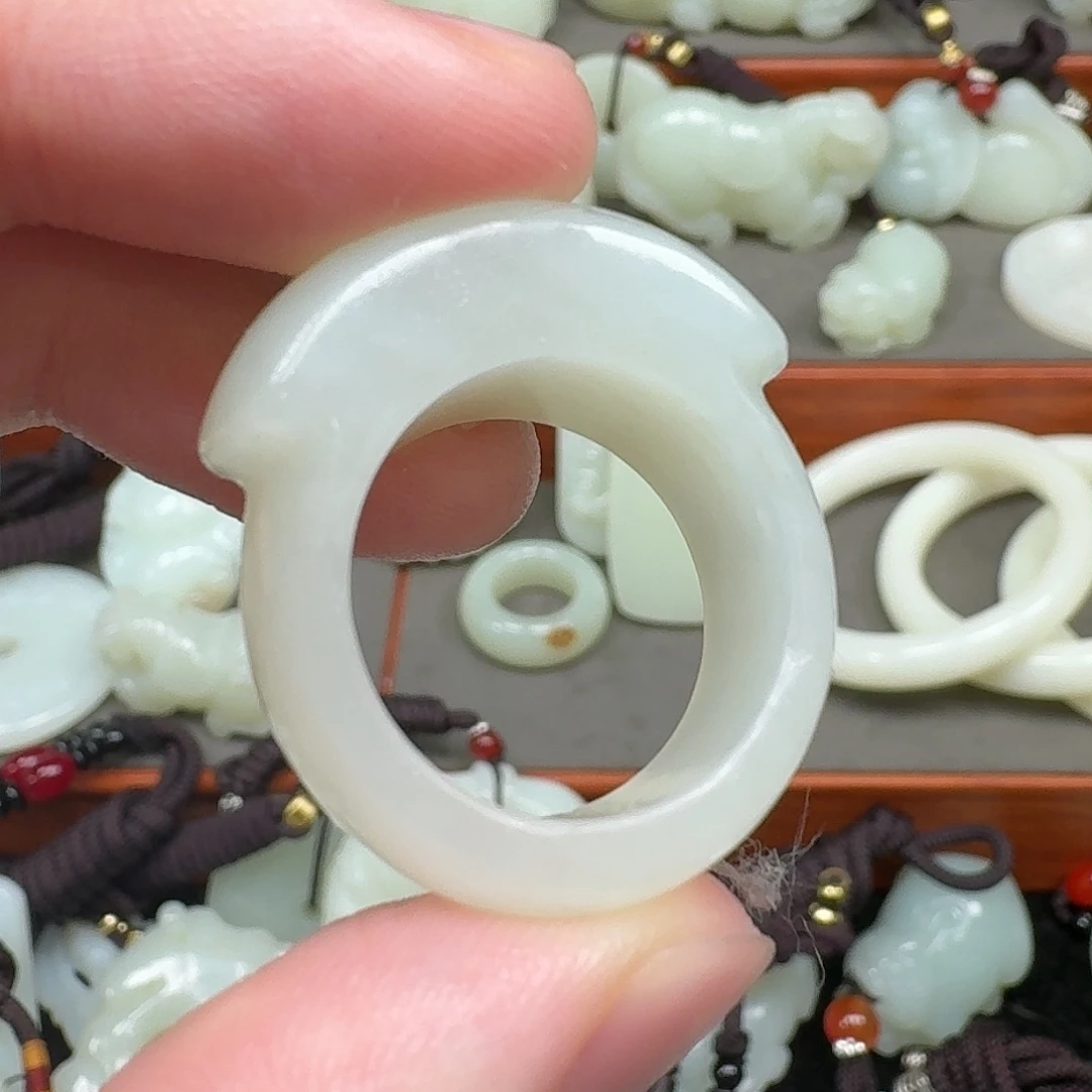 顾***外和田玉未镶嵌把件