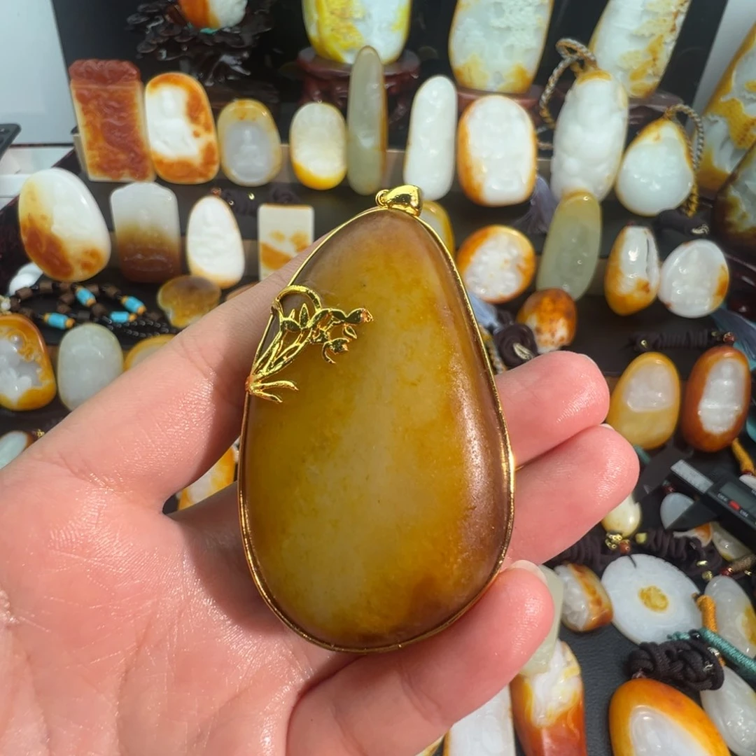 和田玉未镶嵌颈饰铭*