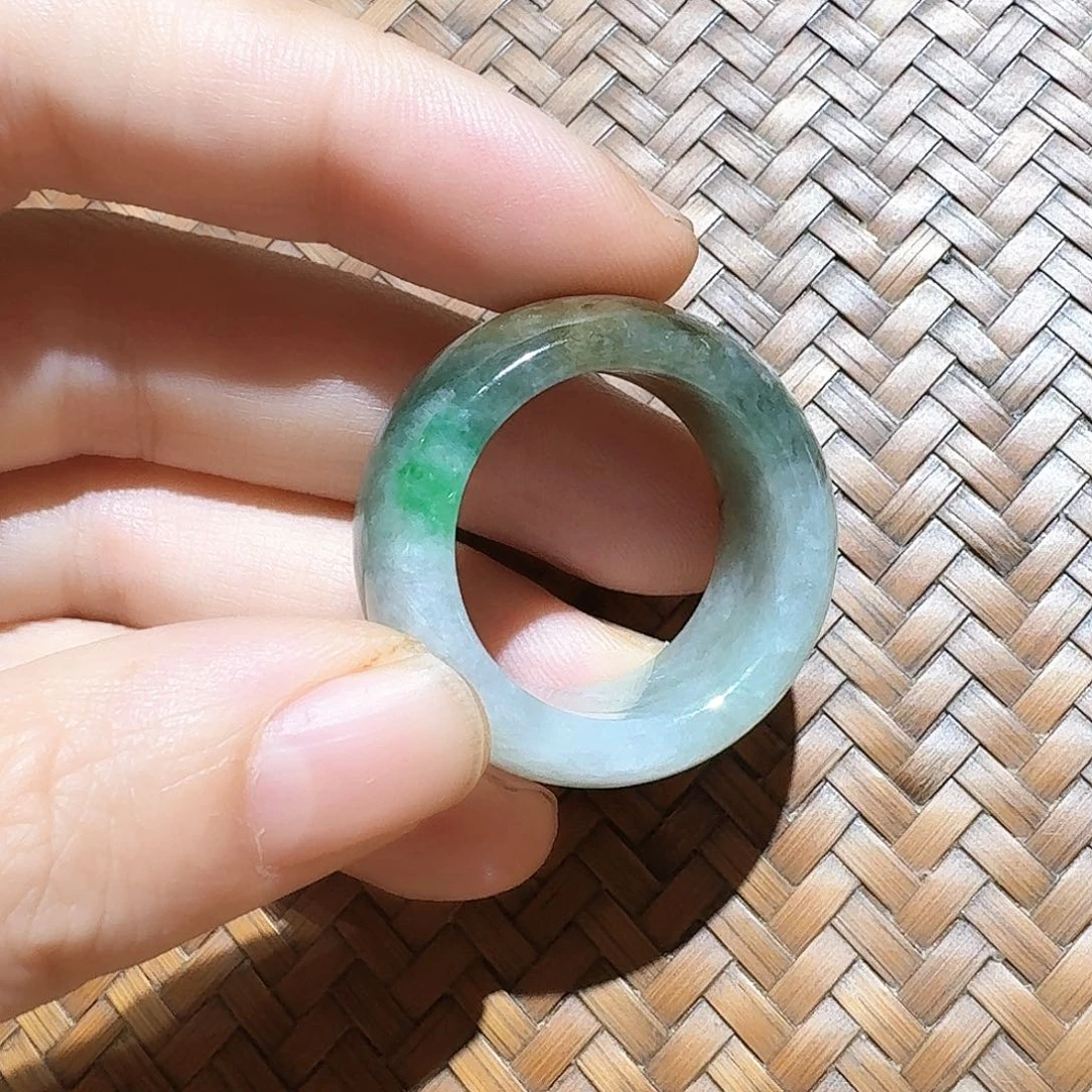 未镶嵌戒指翡翠个性十足