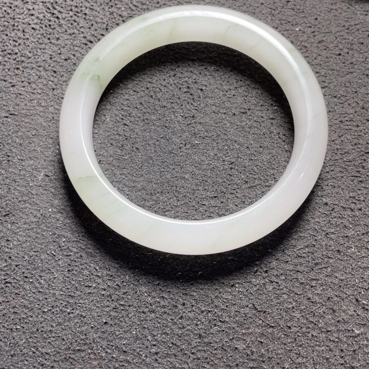 颈饰未镶嵌石英质玉欣*