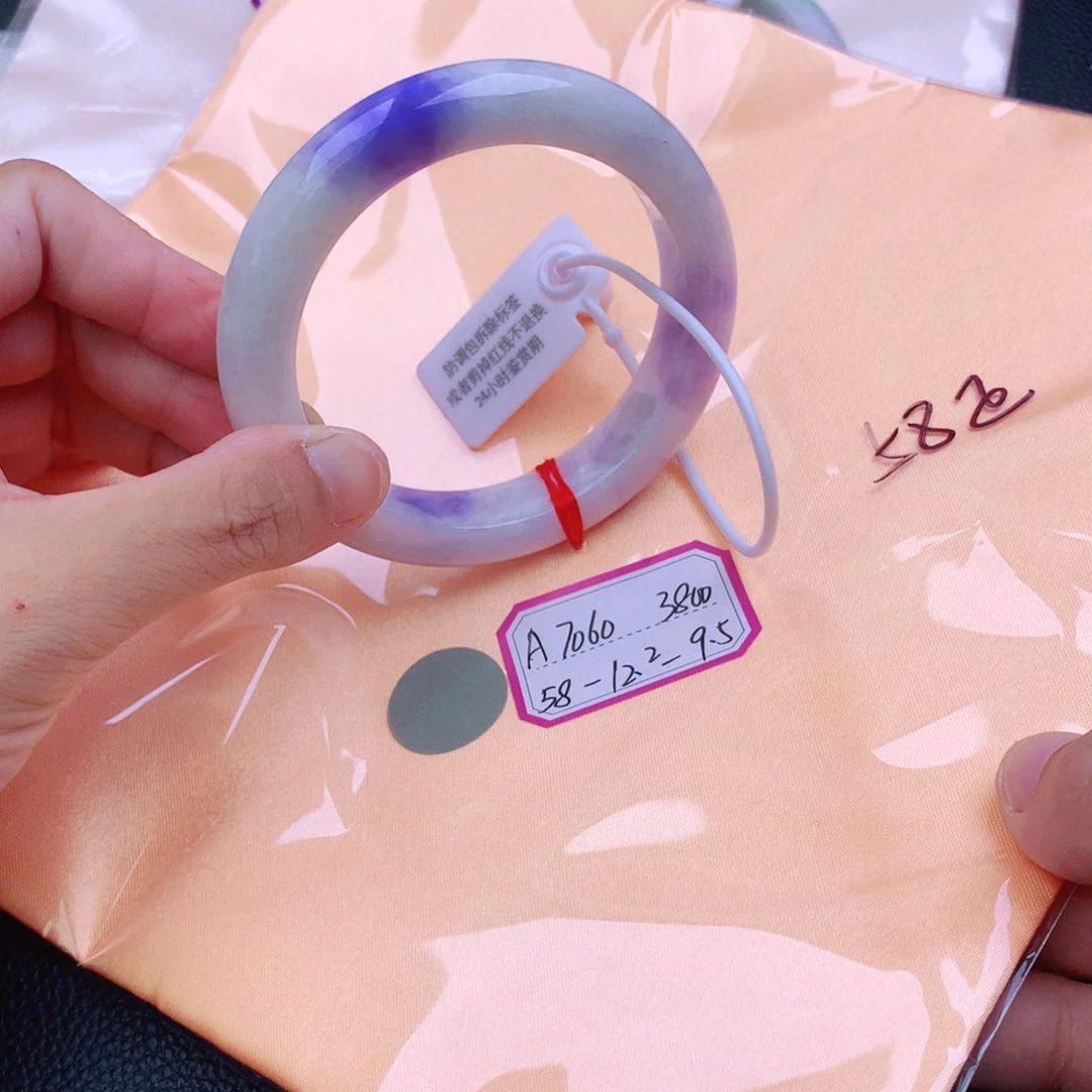 翡翠手镯未镶嵌翡翠