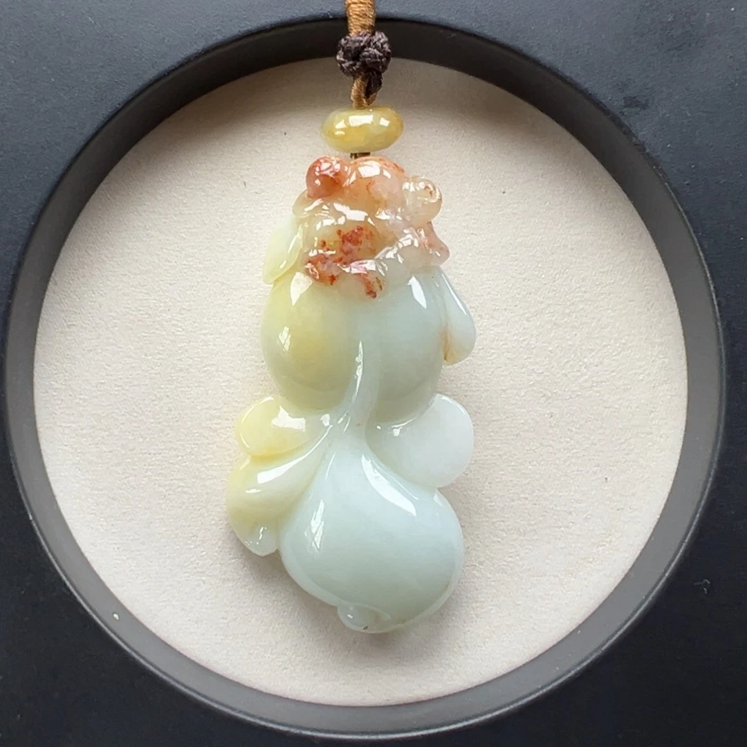 翡翠未镶嵌颈饰小鱼