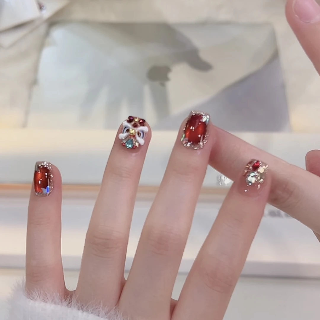 【万事大吉】野世穿戴甲 红色狮子拼钻  重工新年猫眼美甲