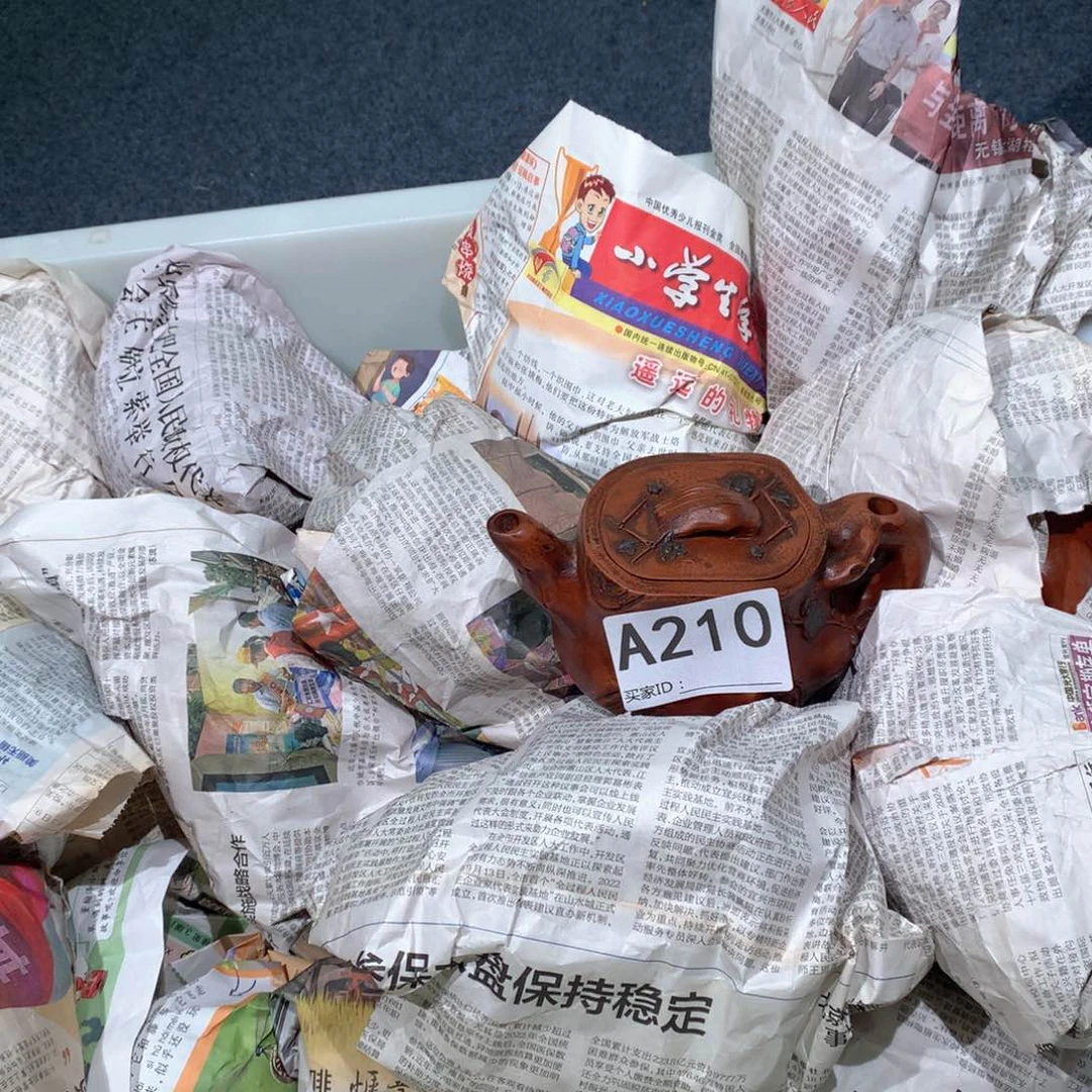 紫砂茶壶。       210